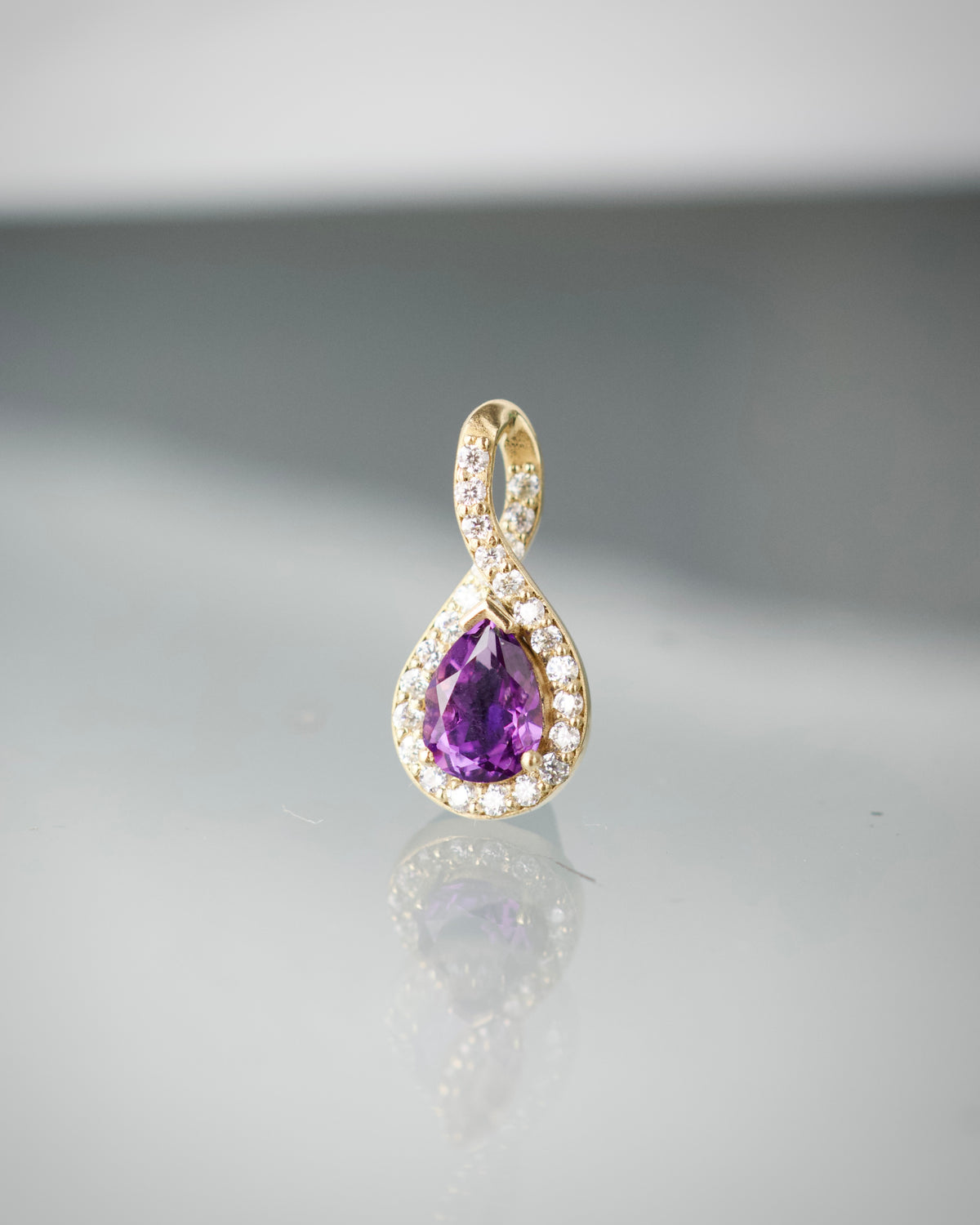 Dije Gota de Amatista & Diamantes / 1 Amatista / 25 Diamantes / Oro 18 K