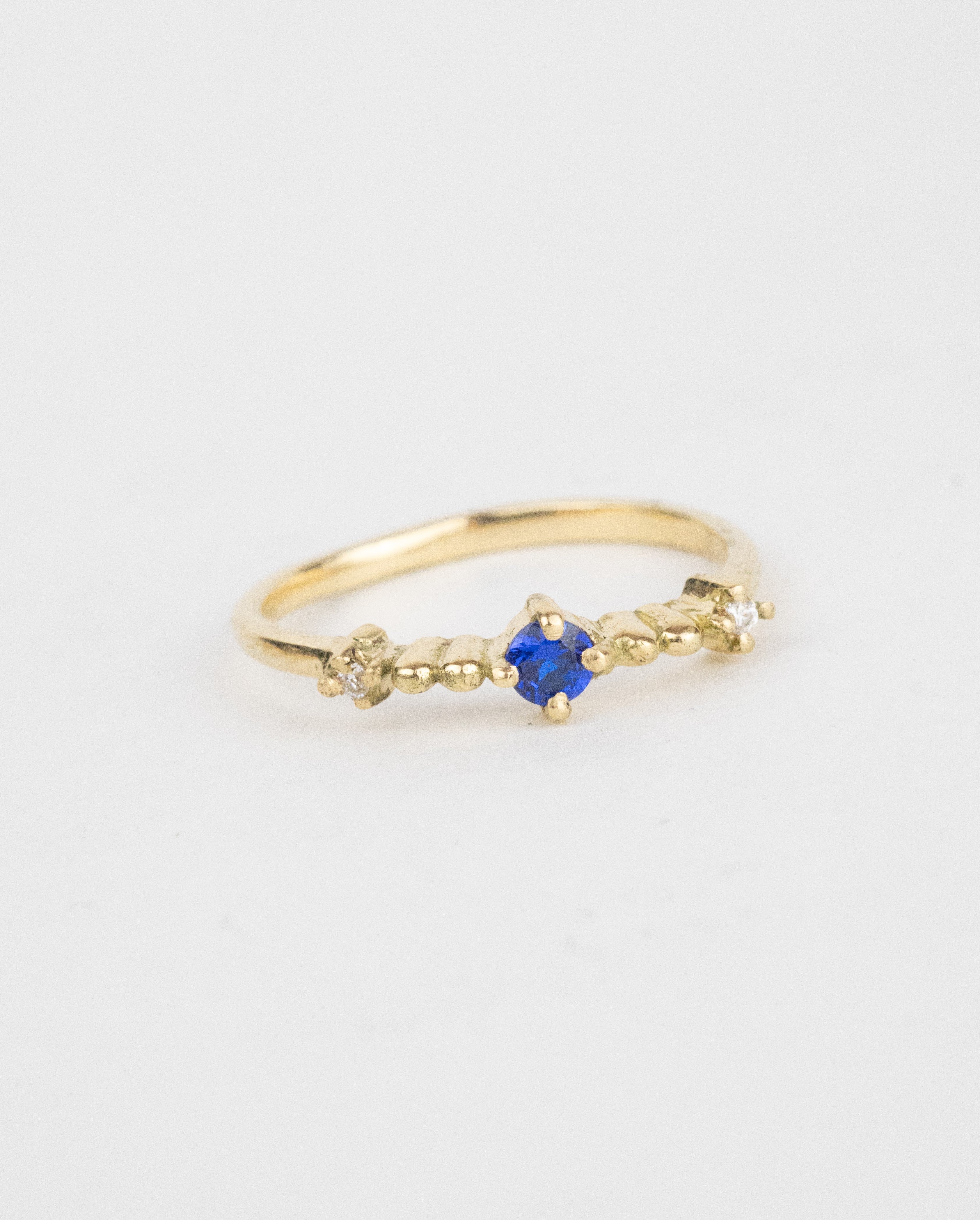 Anillo de espinel y moissanitas / TALLA 6 / 1 Espinel / 2 Moisanitas / Oro 18 K