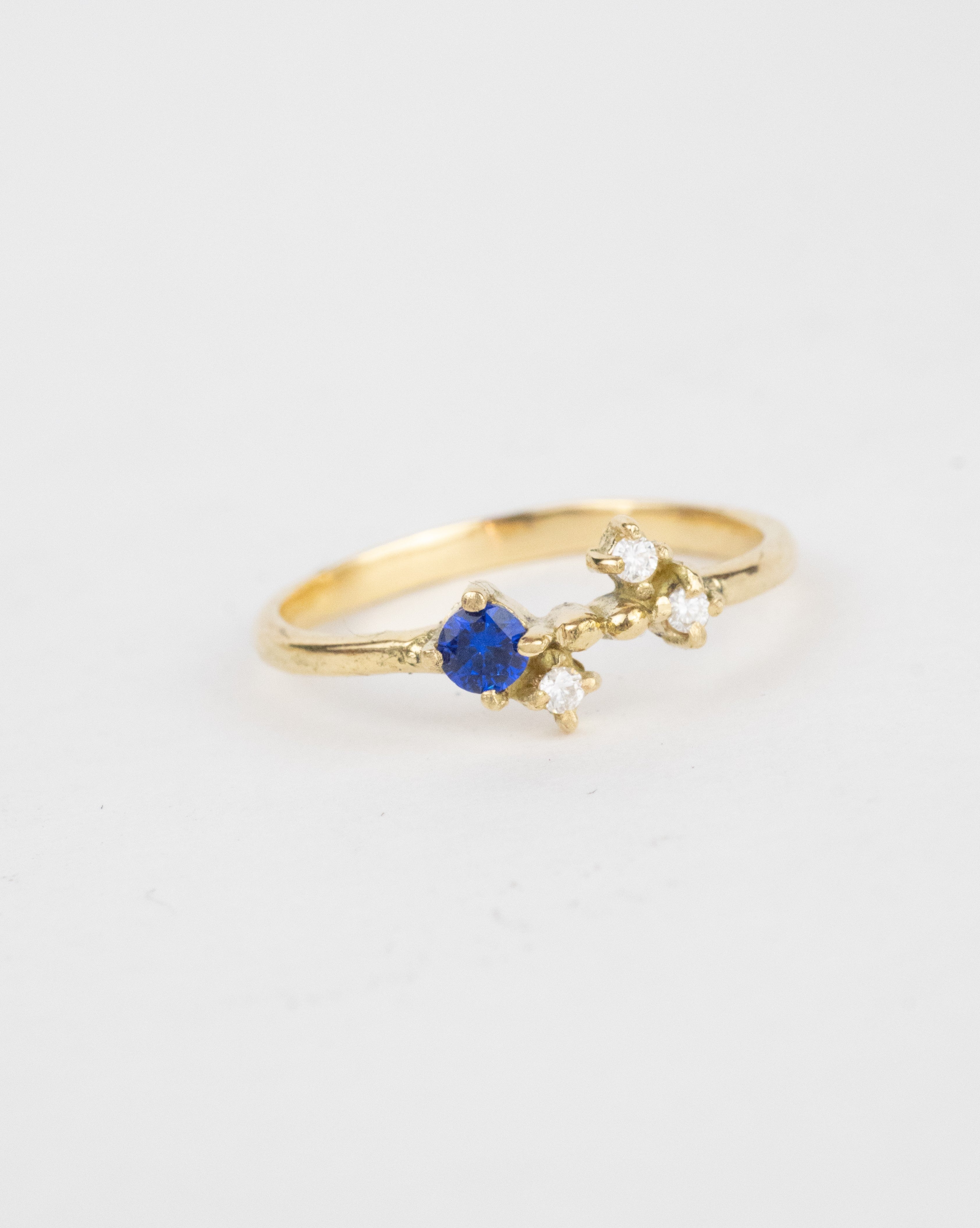 Anillo de espinel y moissanitas / TALLA 6 / 1 Espinel / 3 Moisanitas / Oro 18 K