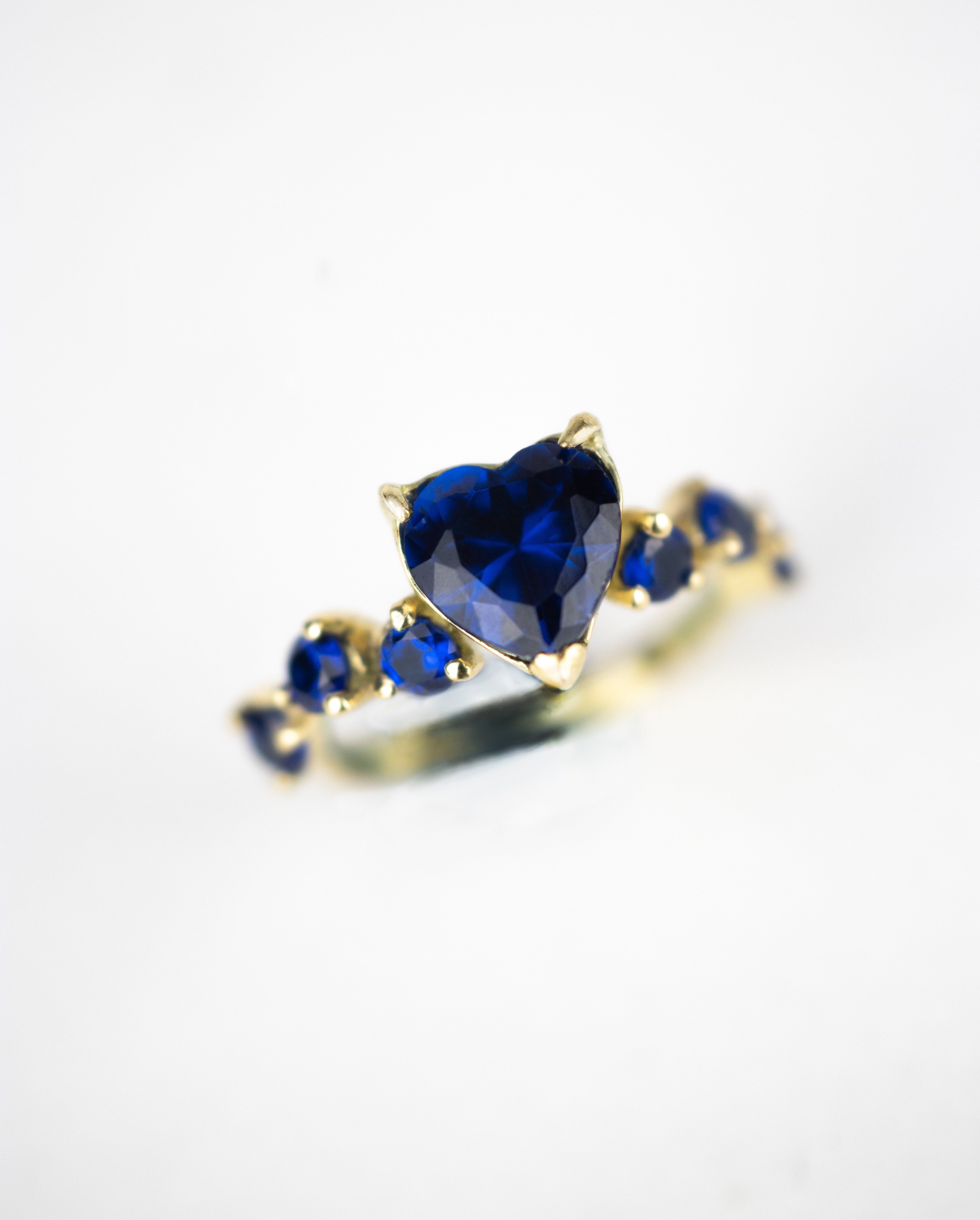 Anillo corazón de espineles azules / TALLA 6 - 7 / 7 Espineles / Oro 18 K