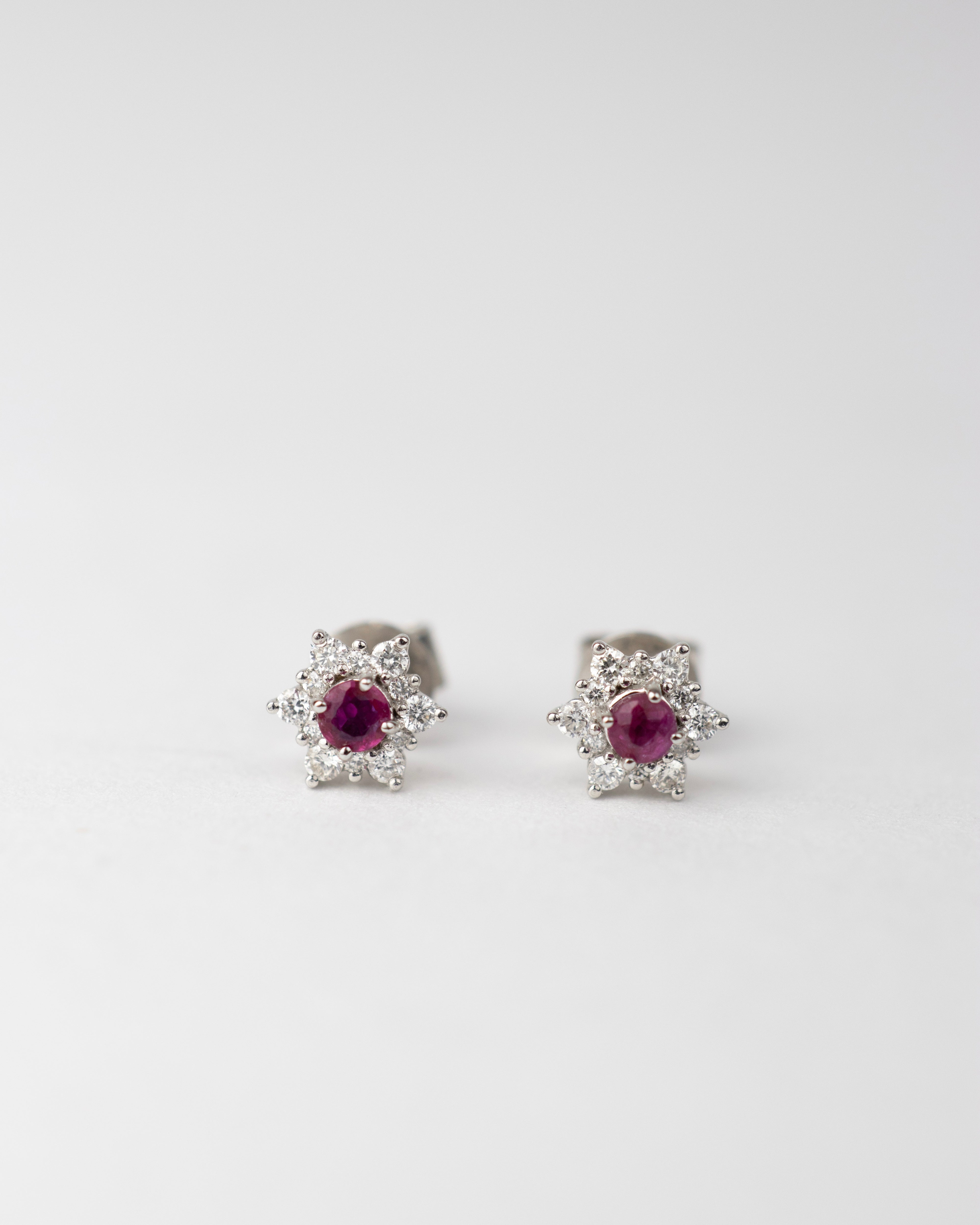 Topos Estrella de Rubí / 2 Rubíes/ 24 Diamantes / Oro Blanco 18 K