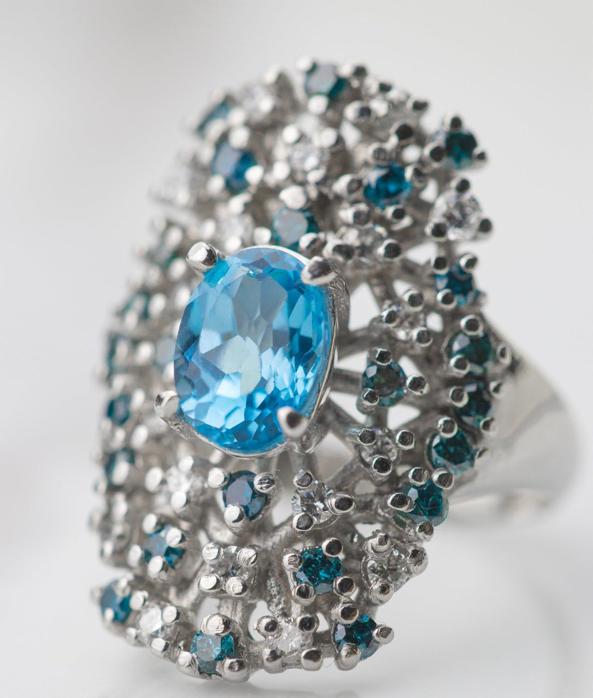 Anillo de topacio con diamantes blancos y azules / TALLA 6 / 24 Diamantes azules & 18 blancos/ Oro 18 K