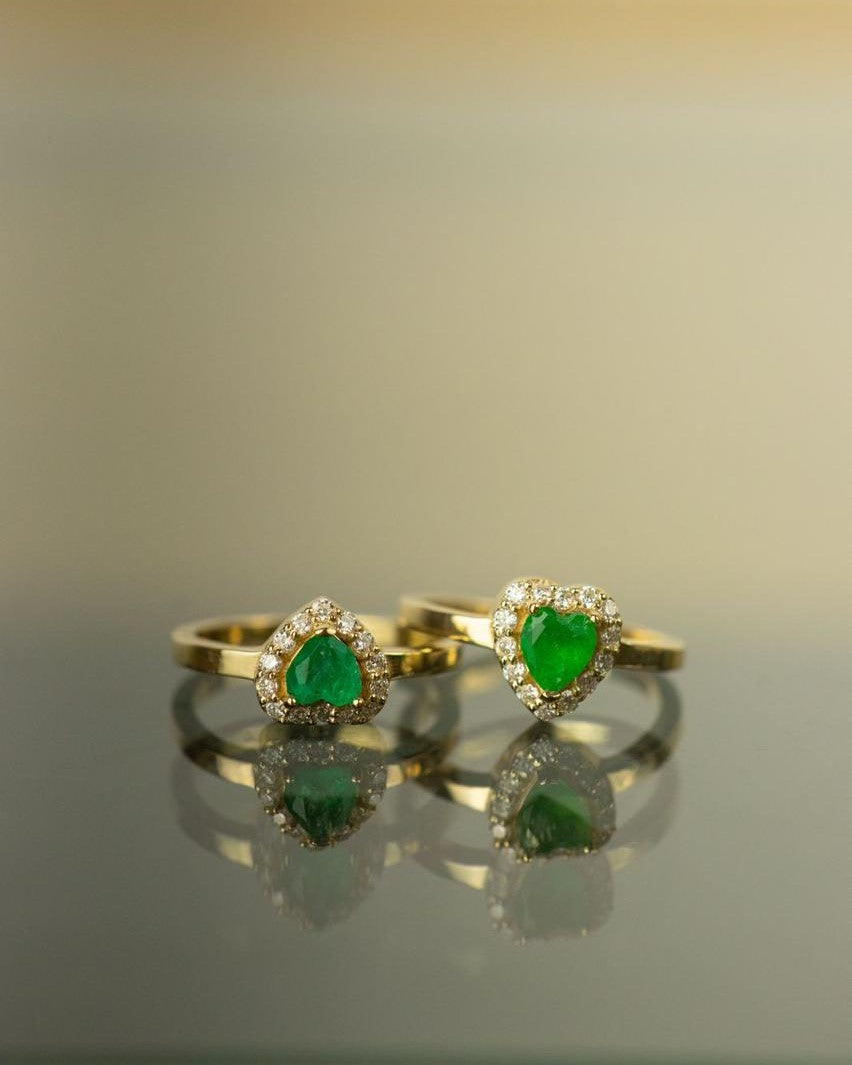Anillo corazón de esmeralda & diamantes  / TALLA 6 / 1 Esmeralda / 14 Diamantes / Oro 18 K